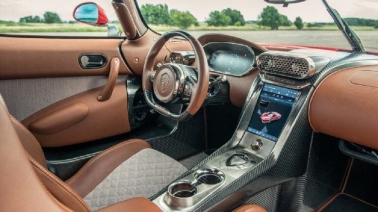 Автомобиль доступен с силовой установкой состоящей из V-образной «твин-турбовосьмерки» объемом 5 литров и электродвижков. Суммарная производительность установки равняется 1500 «лошадей». Динамические характеристики поражают: на разгон от 0 до первой «сотки» потребуется всего 2.8 секунды, максимальная скорость — 440 км/ч.

За обладание этой моделью будущему владельцу придется расстаться с 2 млн долларов, что в пересчете на наши деньги получается приблизительно 133 млн 201 тыс. рублей.