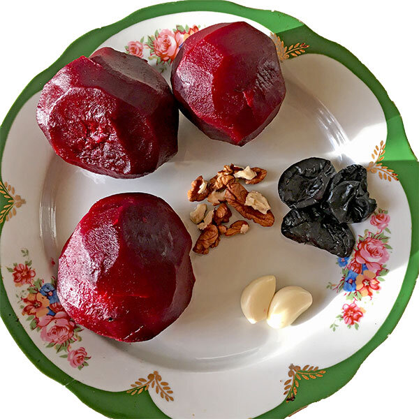 свёкла с черносливом и грецкими орехами. чернослив фаршированный грецкими орехами в сметане. чернослив фаршированный грецкими орехами с чесноком и сыром. фаршированный чернослив закуска. чернослив чеснок орехи.