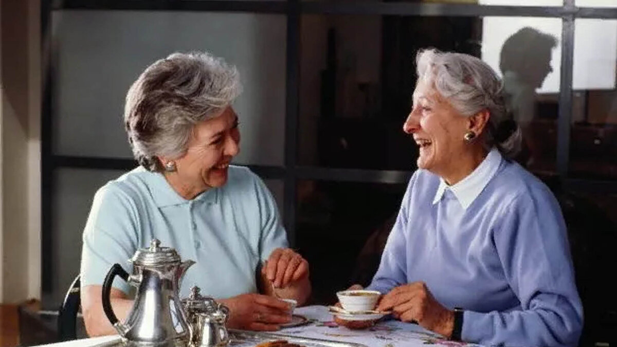 Подружки 50 лет. Чаепитие пожилых. Бабушка пьет чай. Бабушка за столом. Чаепитие для пожилых людей.