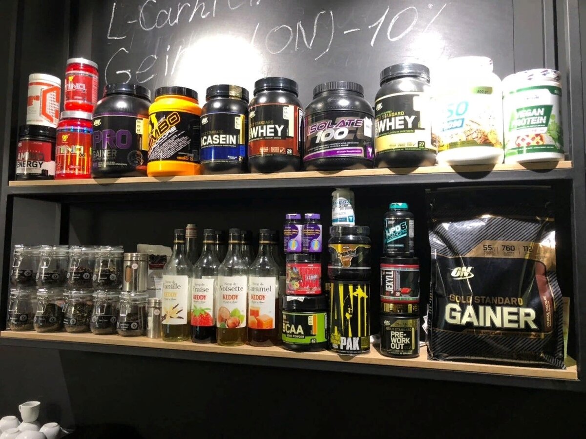 Сегодня мы расскажем, на что нужно обращать внимание при выборе продуктов спортивного питания, чтобы приобрести качественный продукт и не купить подделку.