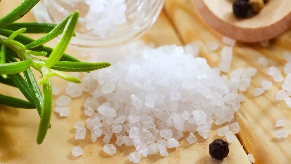 Большинство людей во всем мире умирают от болезней сердца. Основной причиной этих заболеваний считается высокое кровяное давление, которое часто вызывается высоким потреблением натрия и, следовательно, соли в рационе.