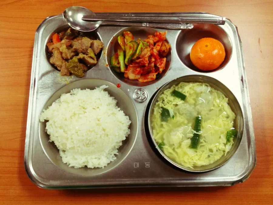 Приготовление школьных обедов характеризует такую экономическую операцию. Обед в китайской школе. Еда в корейских школах. Обед в школе. Школьная еда.