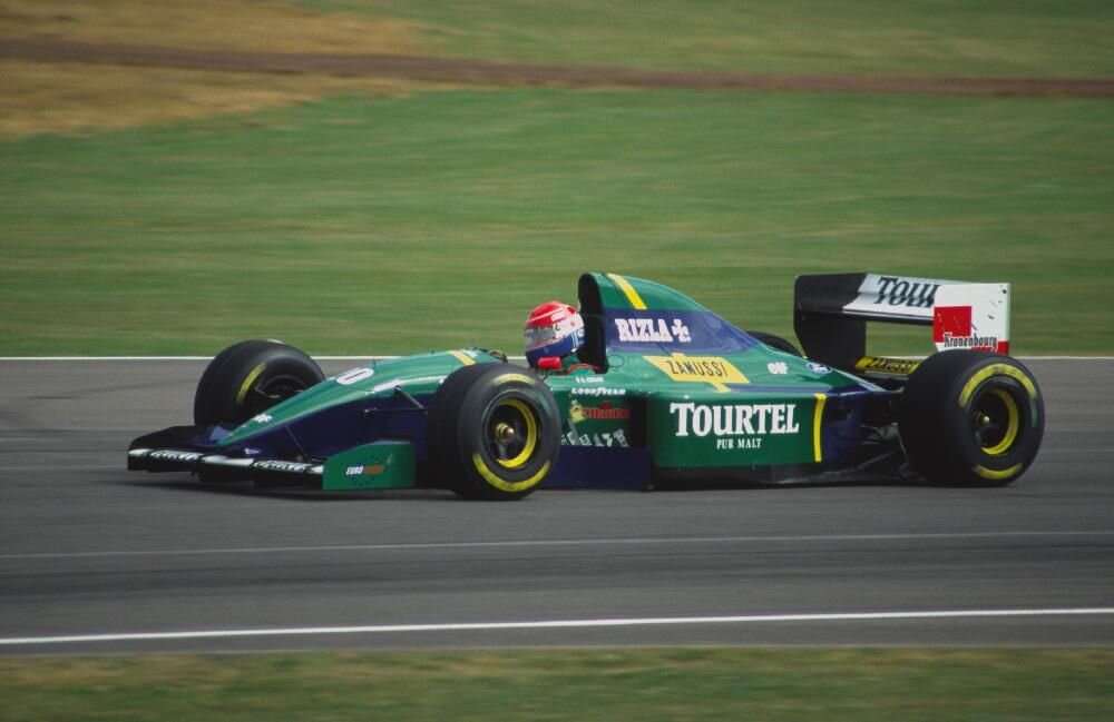 Эрик Комас на рулем Larrousse. Фото из Яндекс.Картинки