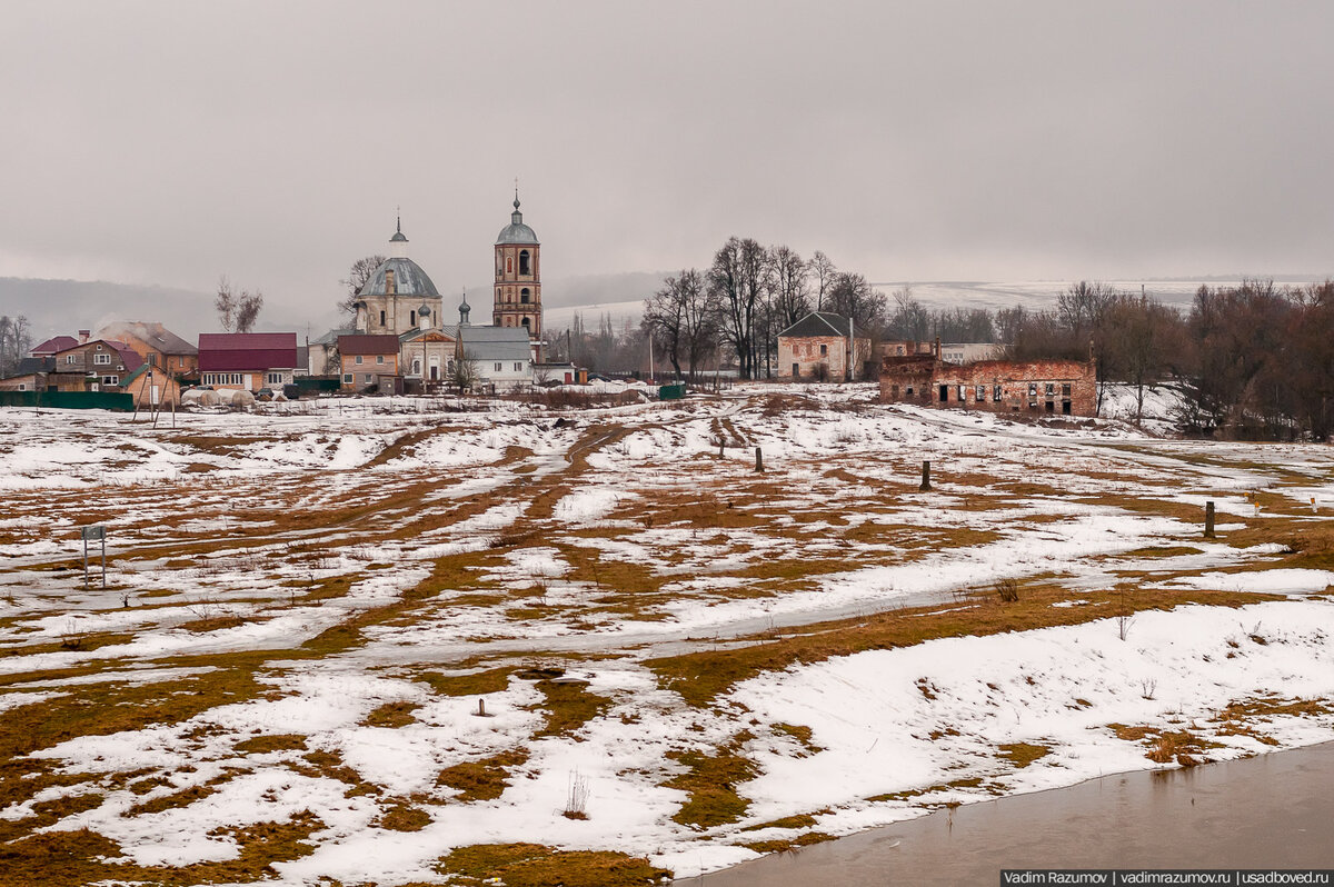 2. Усадьба Троицкое расположена на крутом берегу реки Протвы в Жуковском районе Калужской области, с которого простилается бесконечная перспектива прилегающих к ней окрестностей. Село Троицкое, в котором расположена усадьба, упоминается ещё с середины XVII столетия, а с XVIII века как владение князей Дашковых, но никаких значительных сведений о каких-либо строениях этого времени неизвестно. Ансамбль усадьбы начал формироваться, видимо, при Михаиле Ивановиче Дашкове (1736-1764), но в значительной мере она была отстроена и пережила в пору управления им его вдовы - Екатерины Романовны Дашковой – дочери камергера, генерала-аншефа, сенатора и будущего владимирского генерал-губернатора Романа Илларионовича Воронцова.
