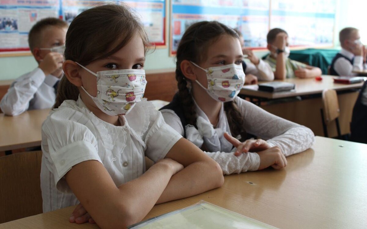 Ученики в школе в медицинских масках. Фото взято из открытых источников