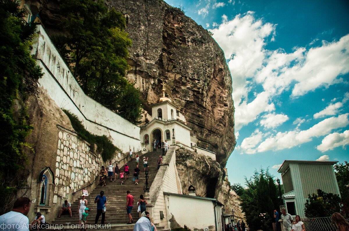 Свято-Успенский монастырь. На самой фотографии это не заметно, но в реальности над самим храмом нависает огромных размеров скала, страшно становится. 