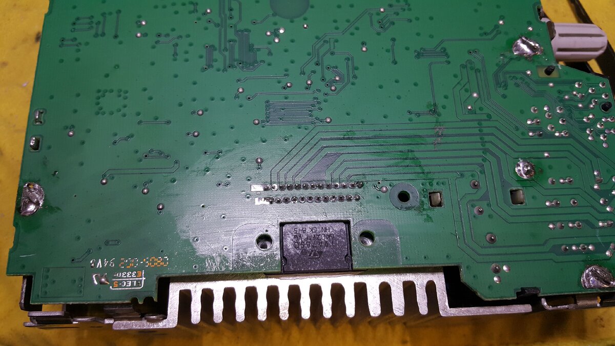 Установил новую микросхему на место старой.