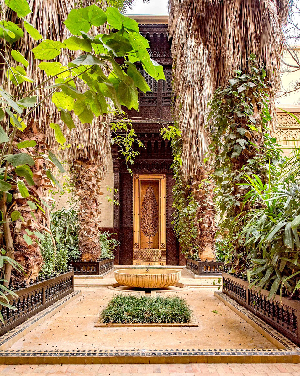 Снаружи особняк окружает ухоженный старинный сад