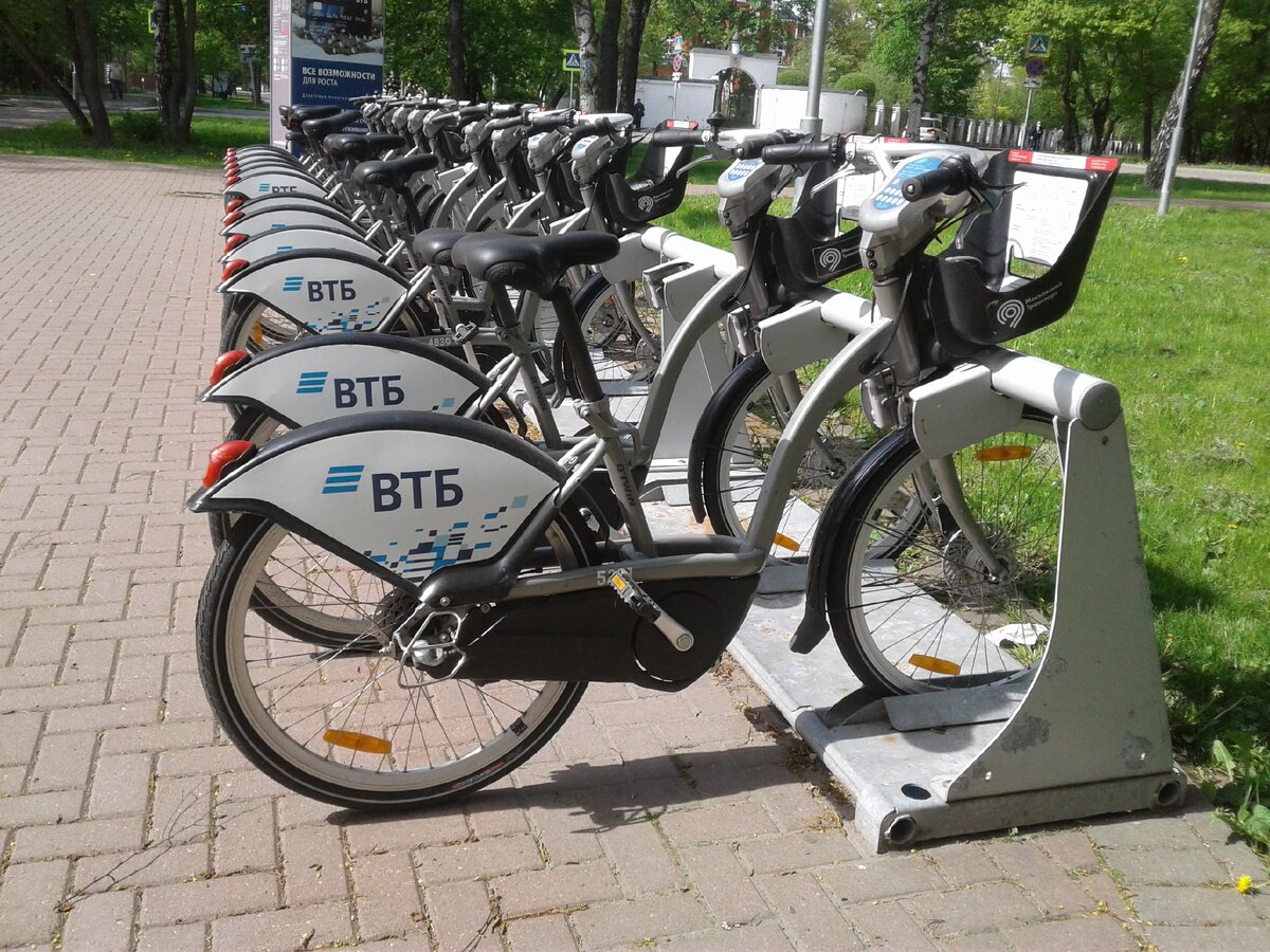 Стоянка прокатных велосипедов в Петровском парке, собственные фотографии