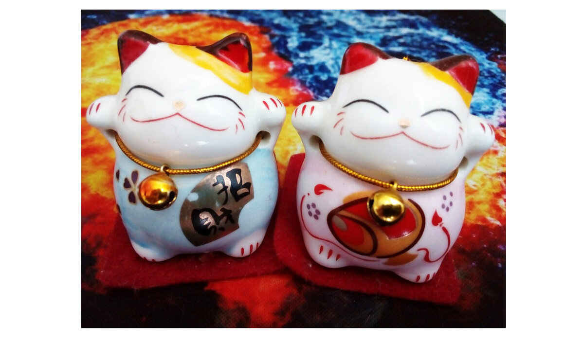 Котики "Манэки-Нэко" из собственной коллекции.