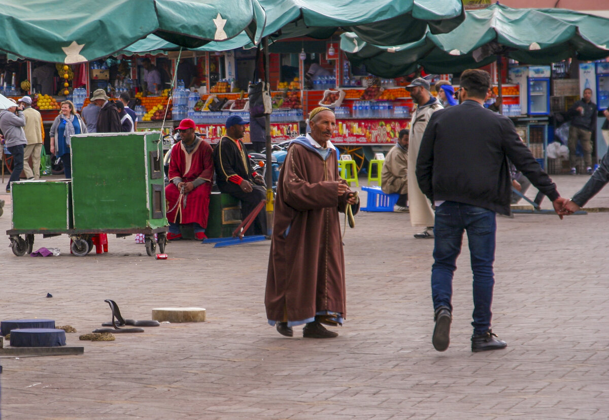 Заклинатель змей на площади Джамаа-эль-Фна | Марракеш - Марокко