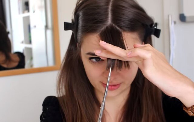 Подстричь челку самой себе. Отрезать челку. Выстриженная челка. Андроид с челкой. Стрижки с челкой.