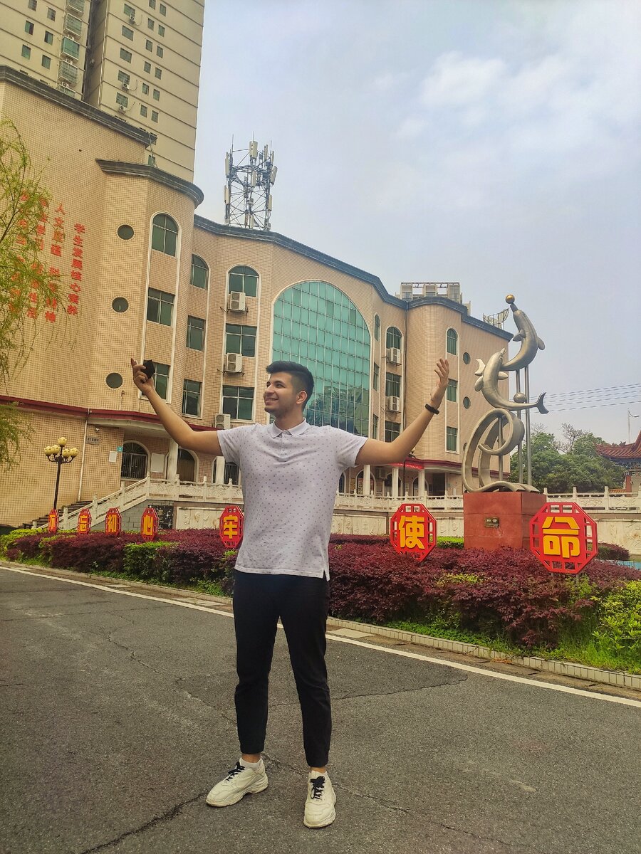 Я на фоне старшей школы