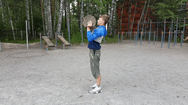 Вес стараемся довести до касания верха груди, тем самым совершая движение с максимальной амплитудой