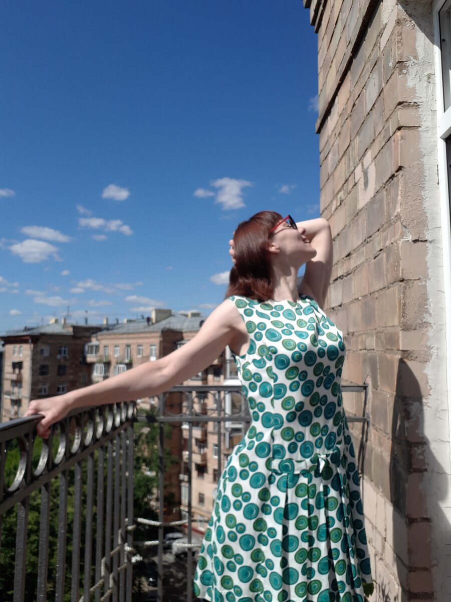 Платье куплено в инстаграм koshkinas.vintage за полторы тысячи рублей. Пересылка в Москву  обошлась еще в 300 рэ.
