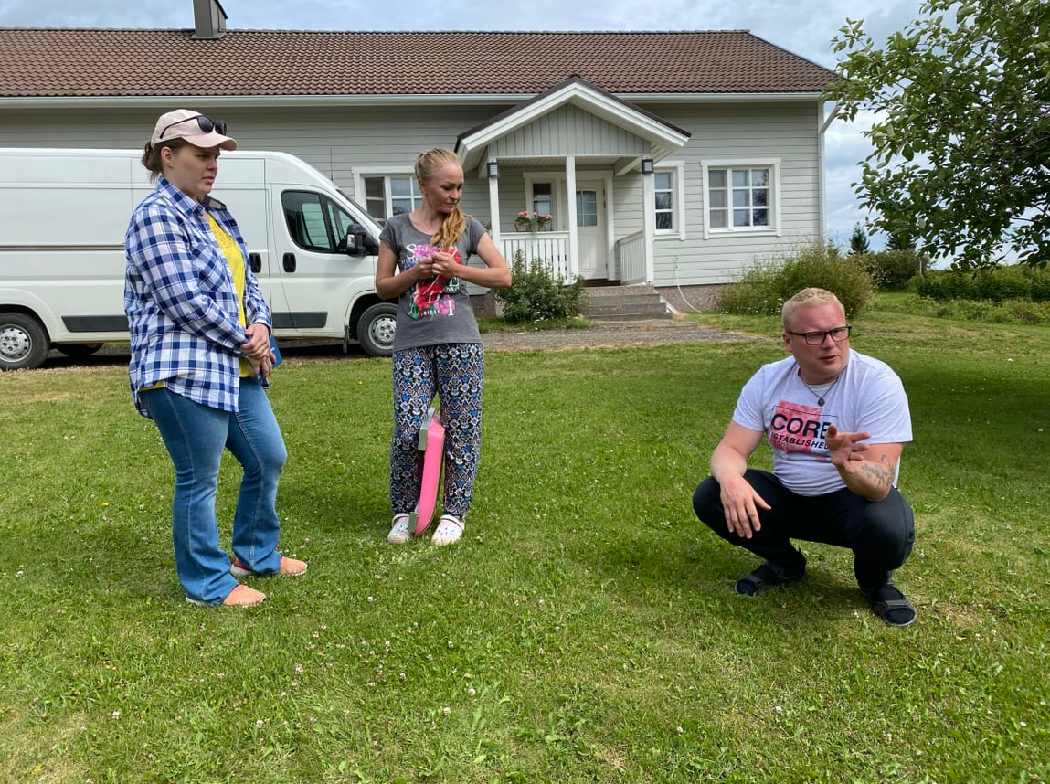 Каролиина Скрыпченко, Милана Лузина и Хенри Лайтинен. Фото: Marianne Mattila / Yle 