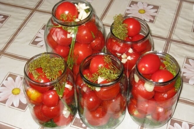 ИНГРЕДИЕНТЫ: 
помидоры	2 кг
чеснок	6-7 зубчиков
уксусная эссенция 70%	1 ч.л.
для рассола:
вода	1 л
перец черный горошком	7 шт.
гвоздика	7 шт.
сахар	6 ст.л.
соль	2 ст.л.
смородина	2 листочка
укроп	2 веточки