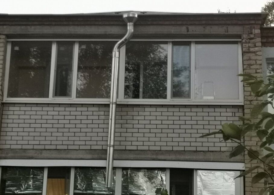 Источник https://www.vzsar.ru/news/2020/07/21/kapremont-posaratovski-vodostochnyu-tryby-krepyat-k-lodjiyam-kvartir.html