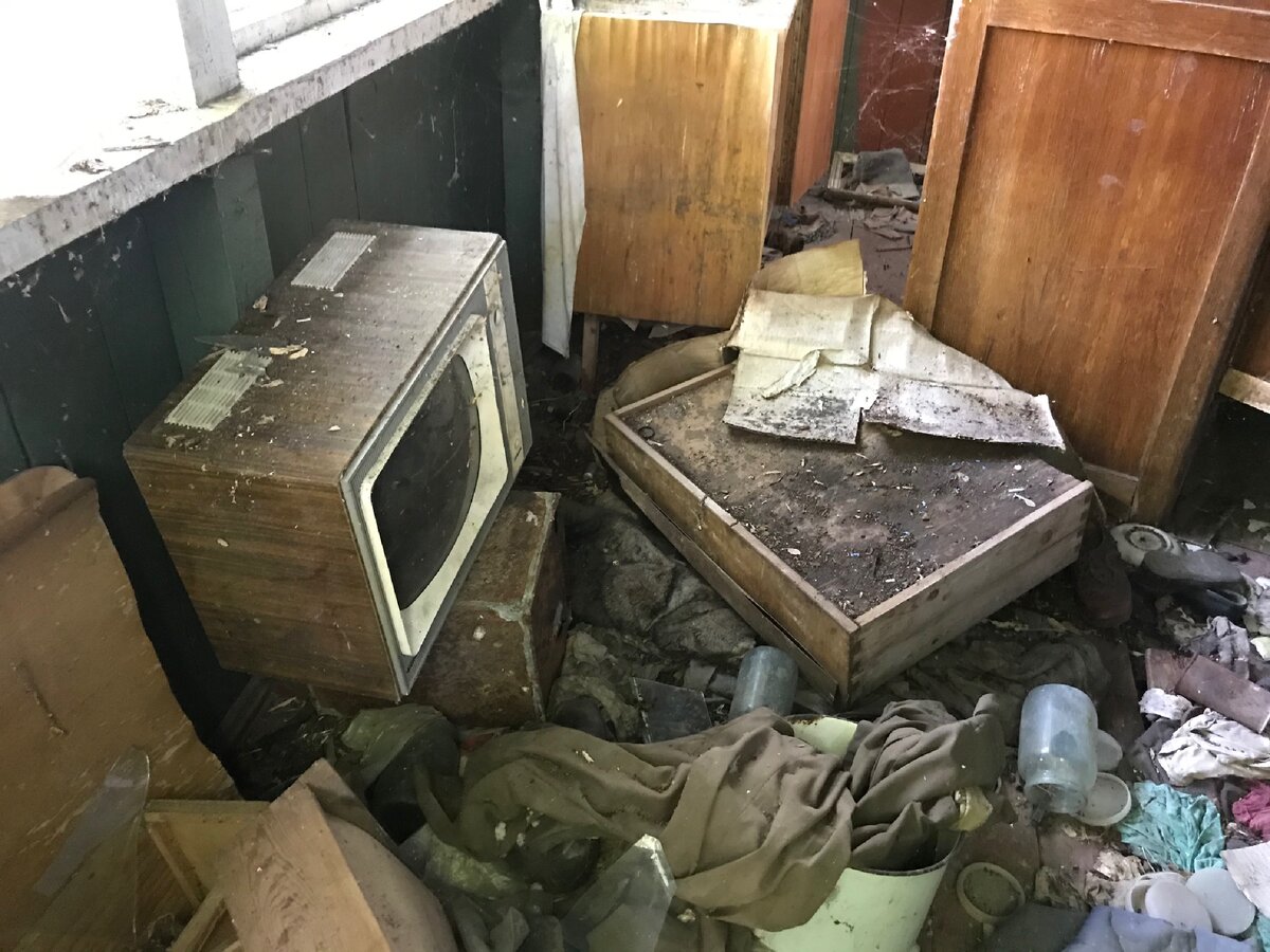 Заброшенный дом в Чернобыле с техникой. Никто не утащил ценности?