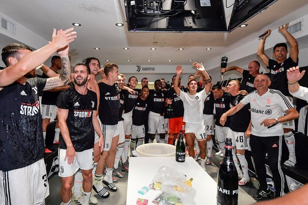 Раздевалка команды после выигранного титула