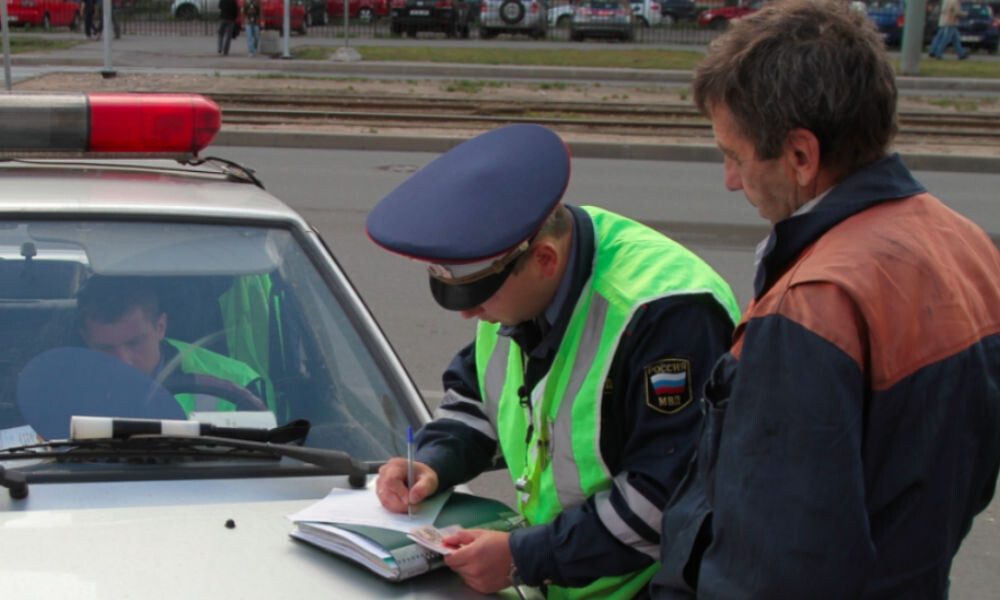 Сотрудник ДПС с протоколом