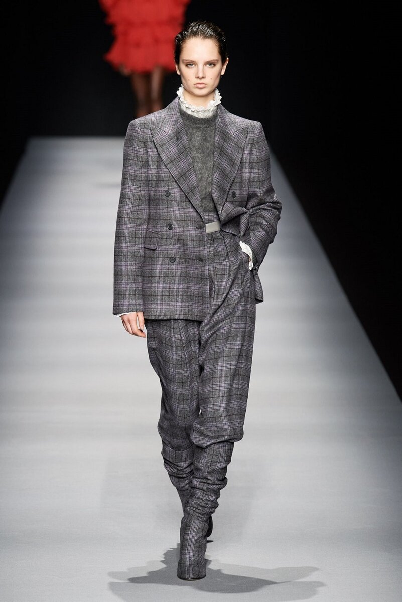 Фото: https://www.vogue.ru/collection/autumn_winter2020/ready-to-wear/milan/Alberta_Ferretti/#gallery1/1472246