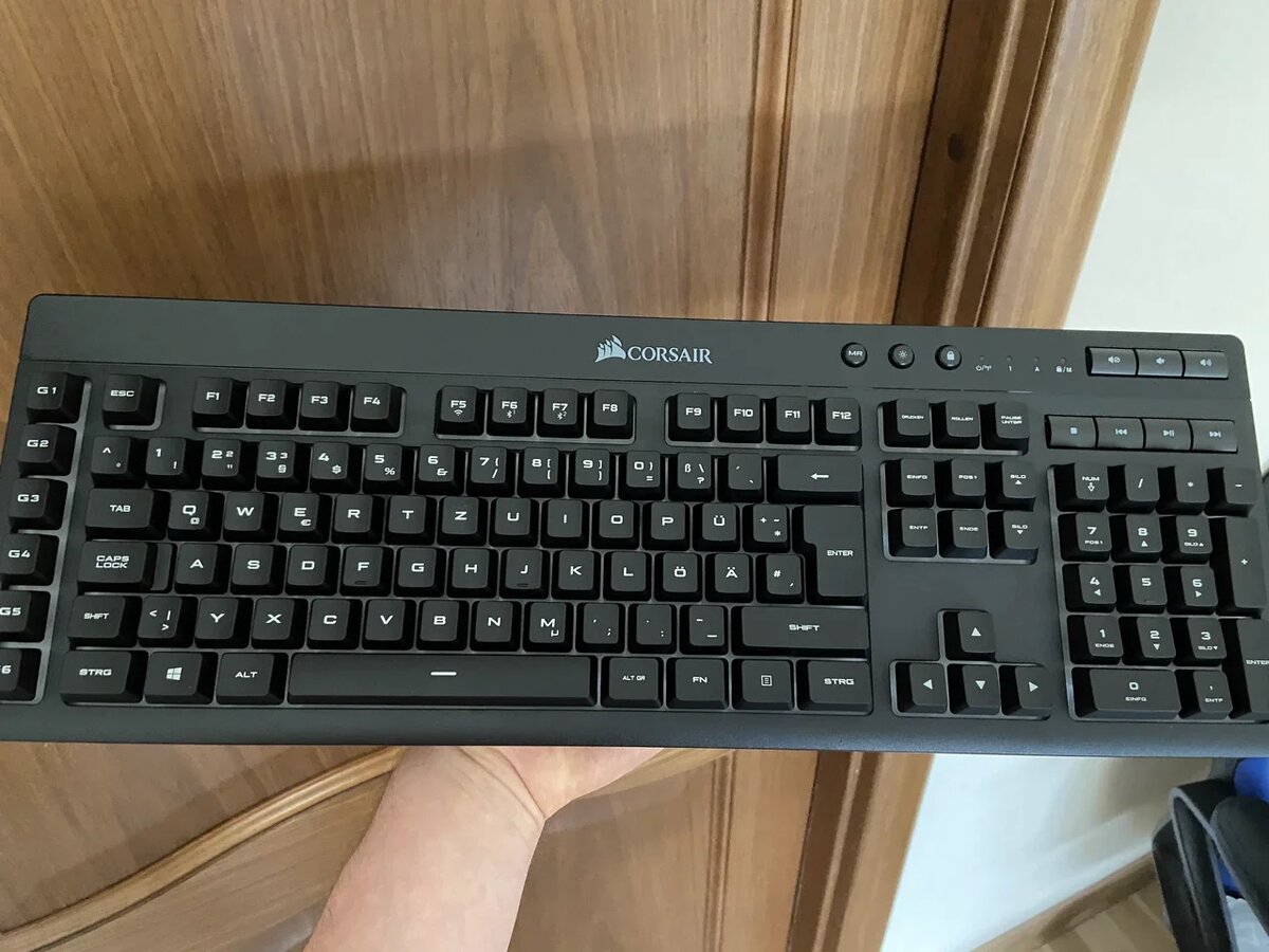 Когда я только распаковал клаву, U с точками вызвало у меня целую бурю эмоций. Однако надо сказать, что клавиатура очень добротная.