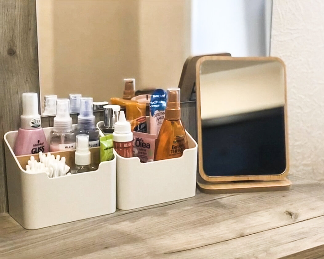 Примерно так назначение органайзера представлял производитель - он для косметики. А еще в этой серии есть два вида зеркала