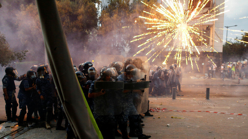  Президент Ливана Мишель Аун принял отставку правительства страны. При этом он поручил его членам выполнять свои обязанности до формирования нового кабмина. Ранее премьер Ливана Хасан Диаб заявил, что его кабинет складывает полномочия, отметив, что «система коррупции оказалась сильнее ливанского государства». Решение было принято на фоне протестов, начавшихся после взрыва в порту Бейрута 4 августа. Инцидент унёс жизни более 150 человек.