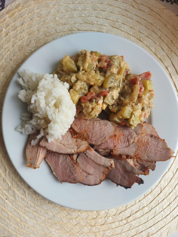 Тушеный со сметаной кабачок, запеченное бедро индейки в медовой глазури и 50 грамм отварного риса. 360 калорий и 30 грамм белка