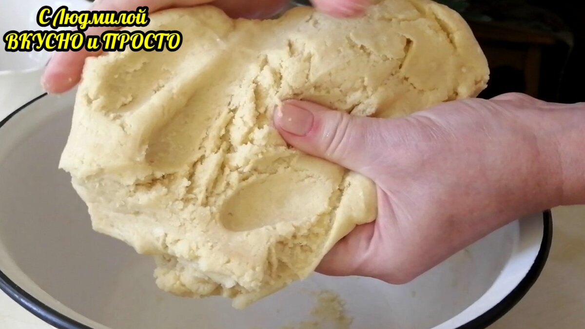 Если тесто получается тугое. Как делают рассыпчатая тесто для пирогов. Почему не получилось рассыпчатое тесто. Что делать если тесто рассыпчатое. Почему тесто получается жестким и сухим в духовке.