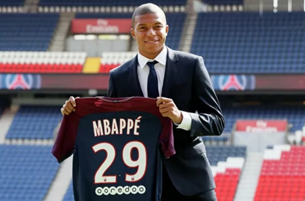 Мбаппе с футболкой ПСЖ