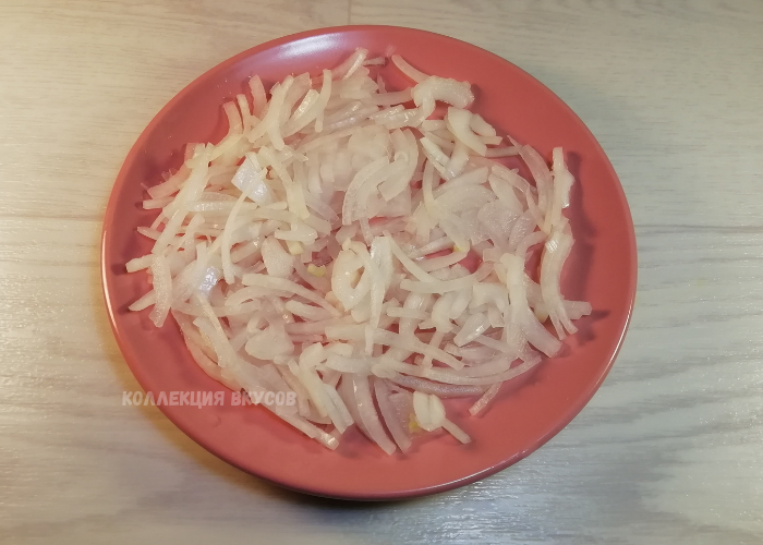 первый слой - маринованный лук
