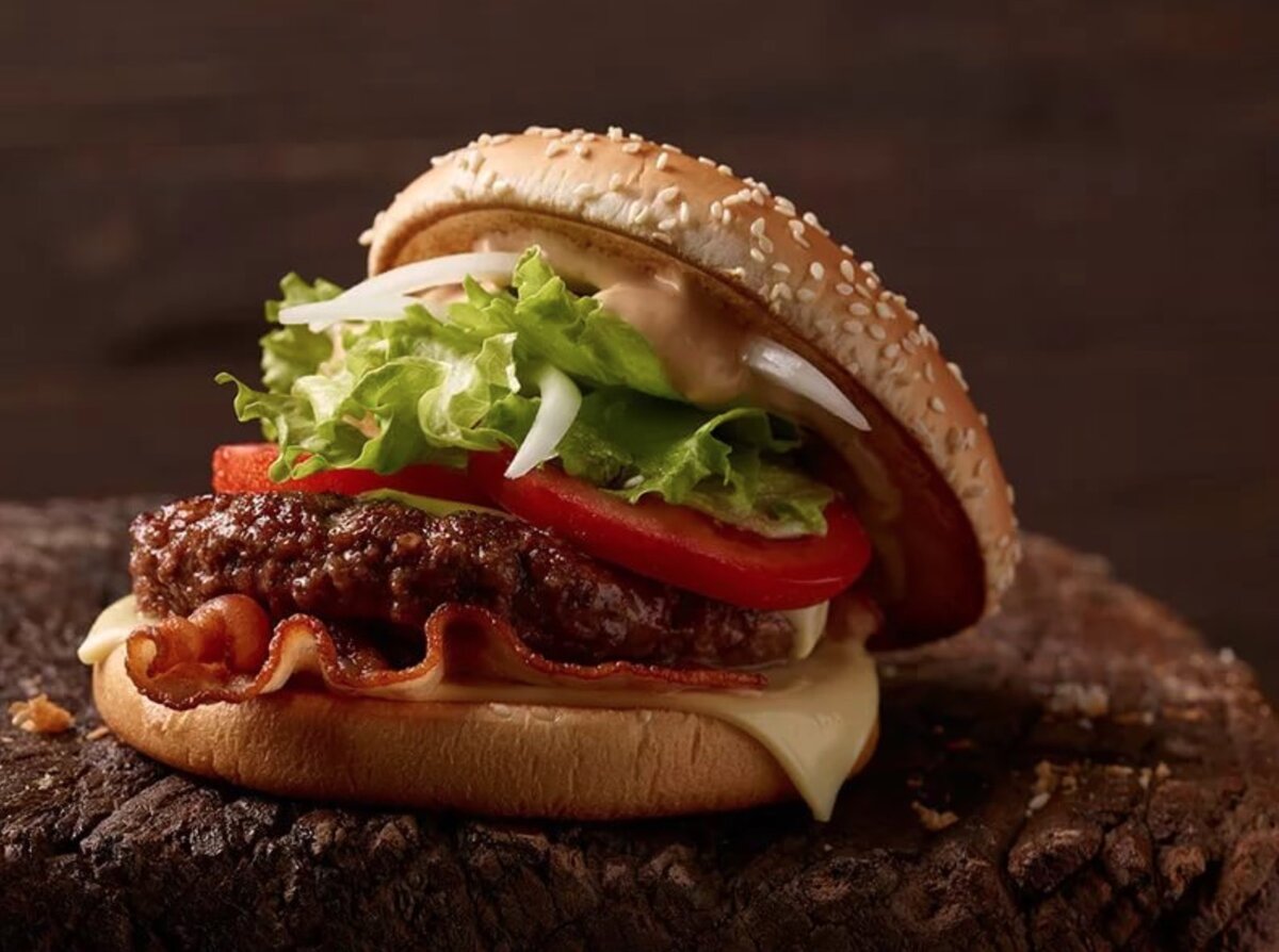 На фирменных фото он выглядит конечно не так как в жизни, но все равно, довольно вкусно.