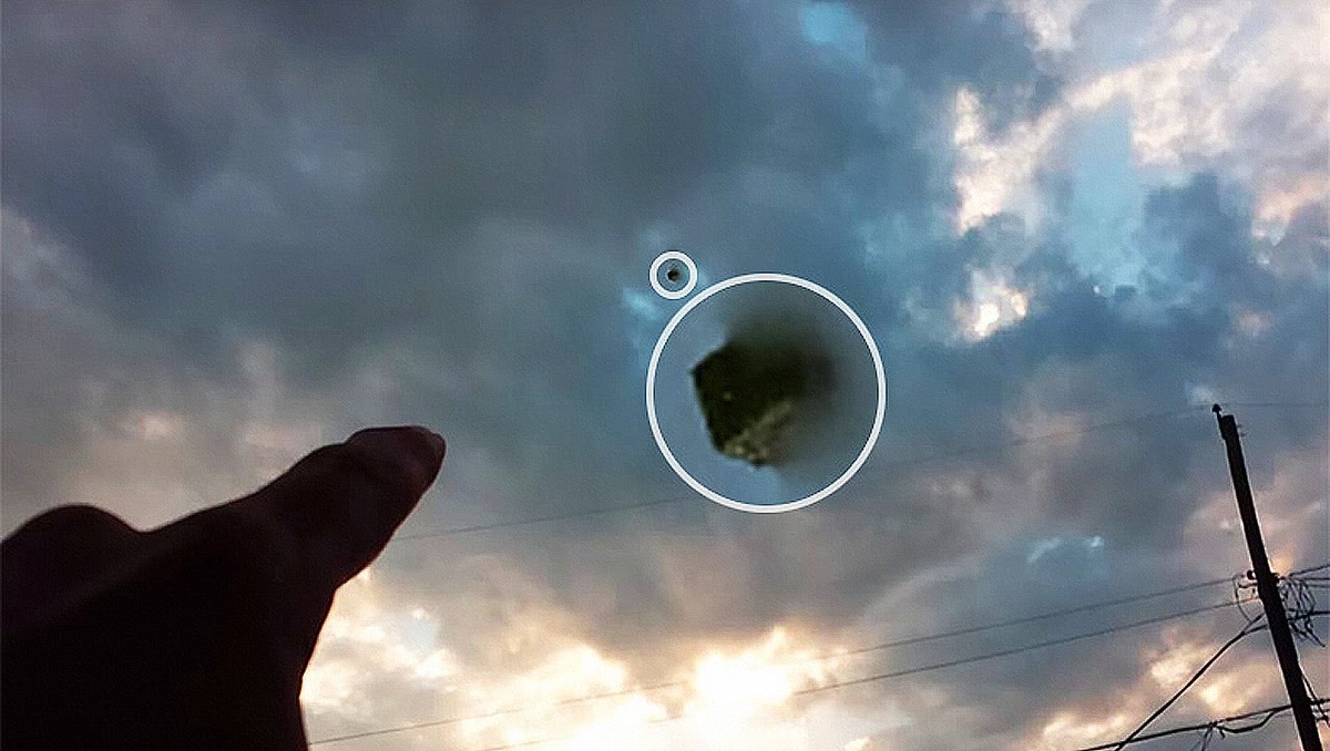 Источник: https://yenicag.ru/nlo-chyornyy-rycar-letaet-po-poverkhn/