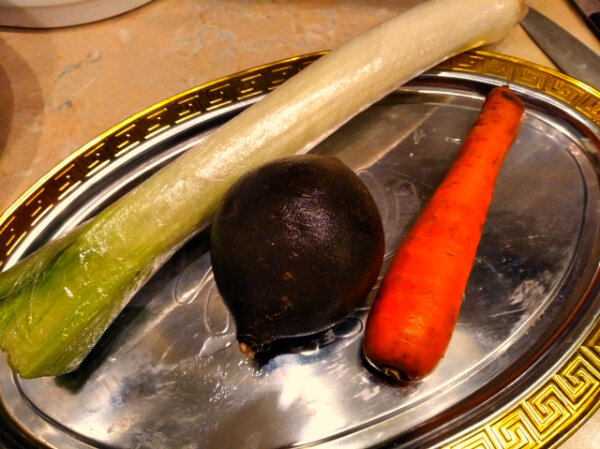 Овощи очищают и моют. Только потом чистят от кожуры.