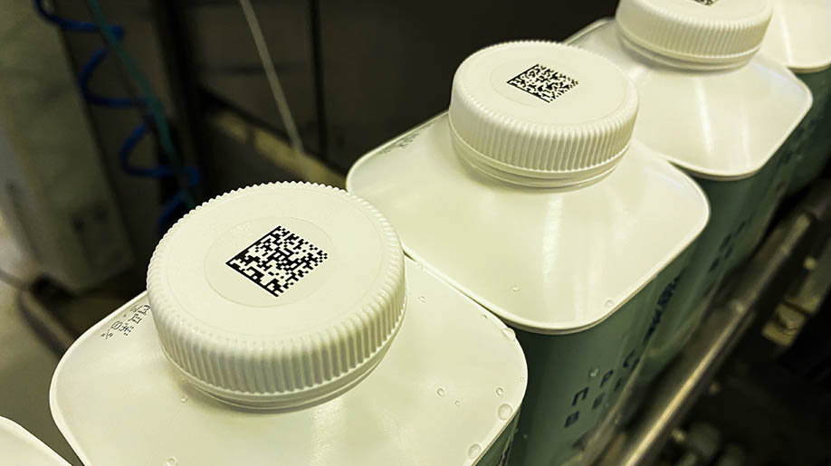 Упаковки молока, маркированные "Честным ЗНАКОМ"