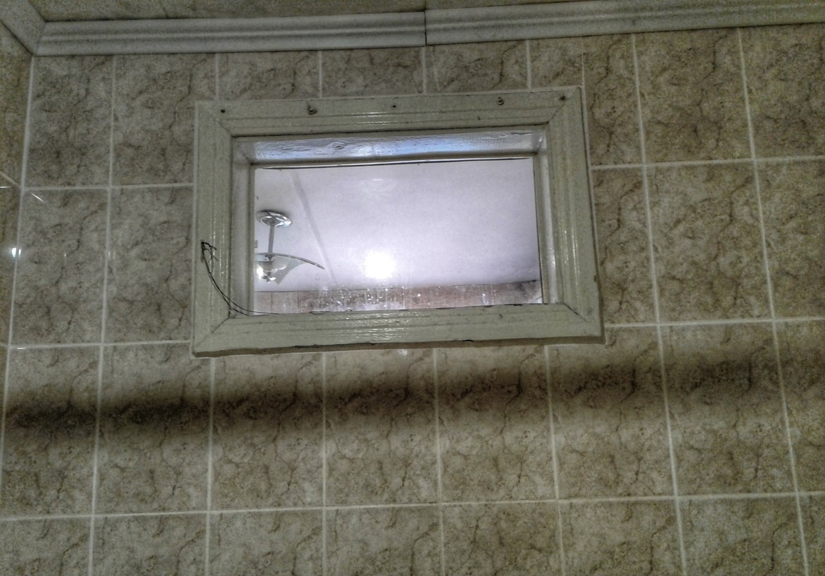 Окно между туалетом и кухней