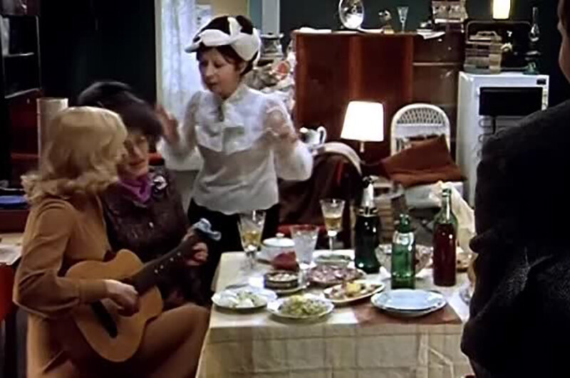 «На Тихорецкую состав отправится. Вагончик тронется, перрон останется. Стена кирпичная, часы вокзальные»...