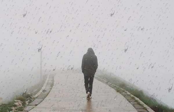 Мужчина, склонив голову, тяжёлыми быстрыми шагами, но такой знакомой походкой уходит в никуда…