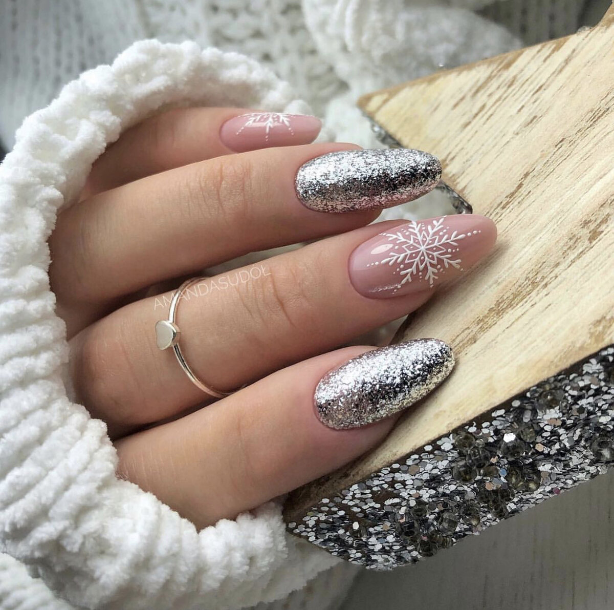 Зимний маникюр semilac