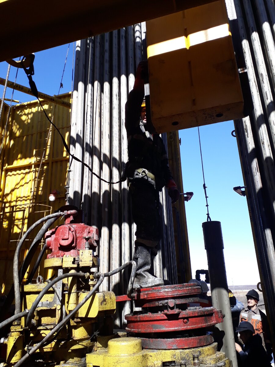 Рабочая площадка буровой установки. Фото автора.