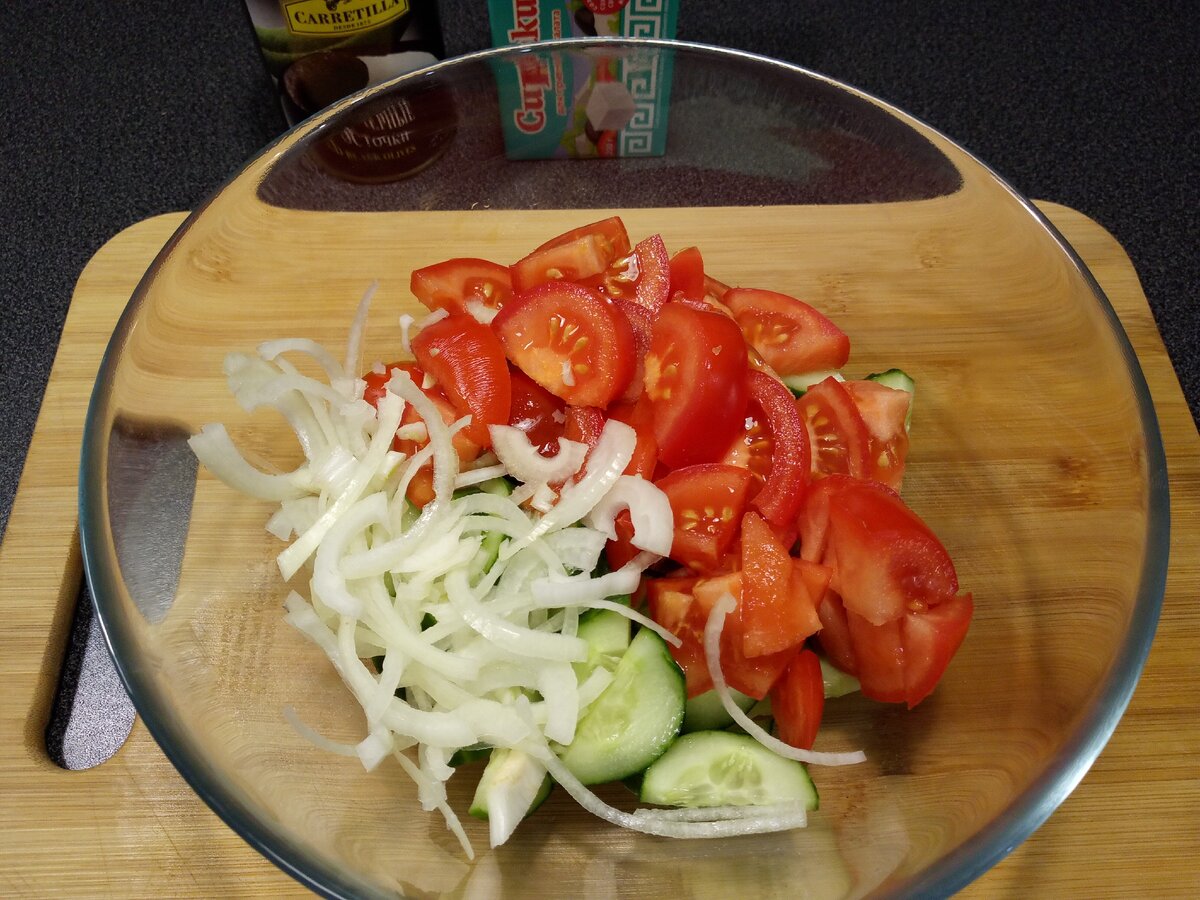 Добавляем сыр и маслины