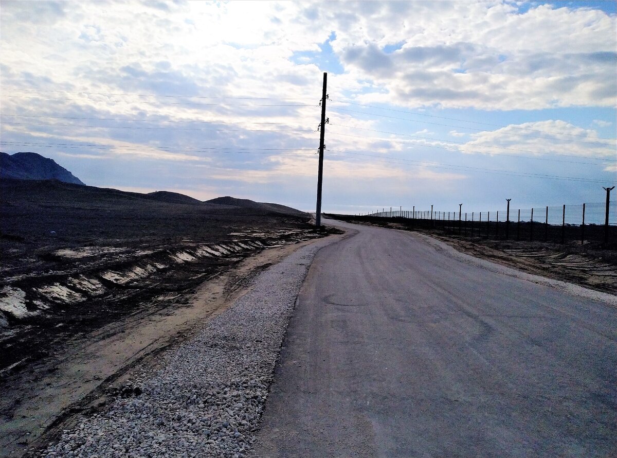 Забор.. И новая дорога, огибающая столб ))