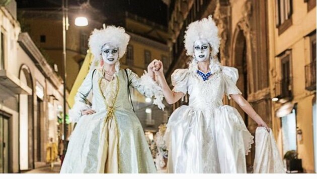 Карнавал - это праздник, который празднуют в католических странах. Он носит волшебный и мистический характер, когда горожане надевают карнавальные костюмы и маски и превращаются в сказочных героев