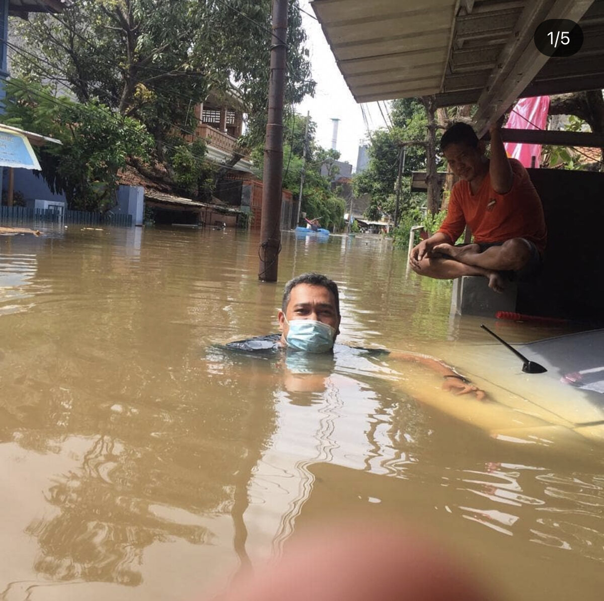 Вот так мои знакомые добираются до своих домов в последние дни в Джакарте. Фото из архива друзей.