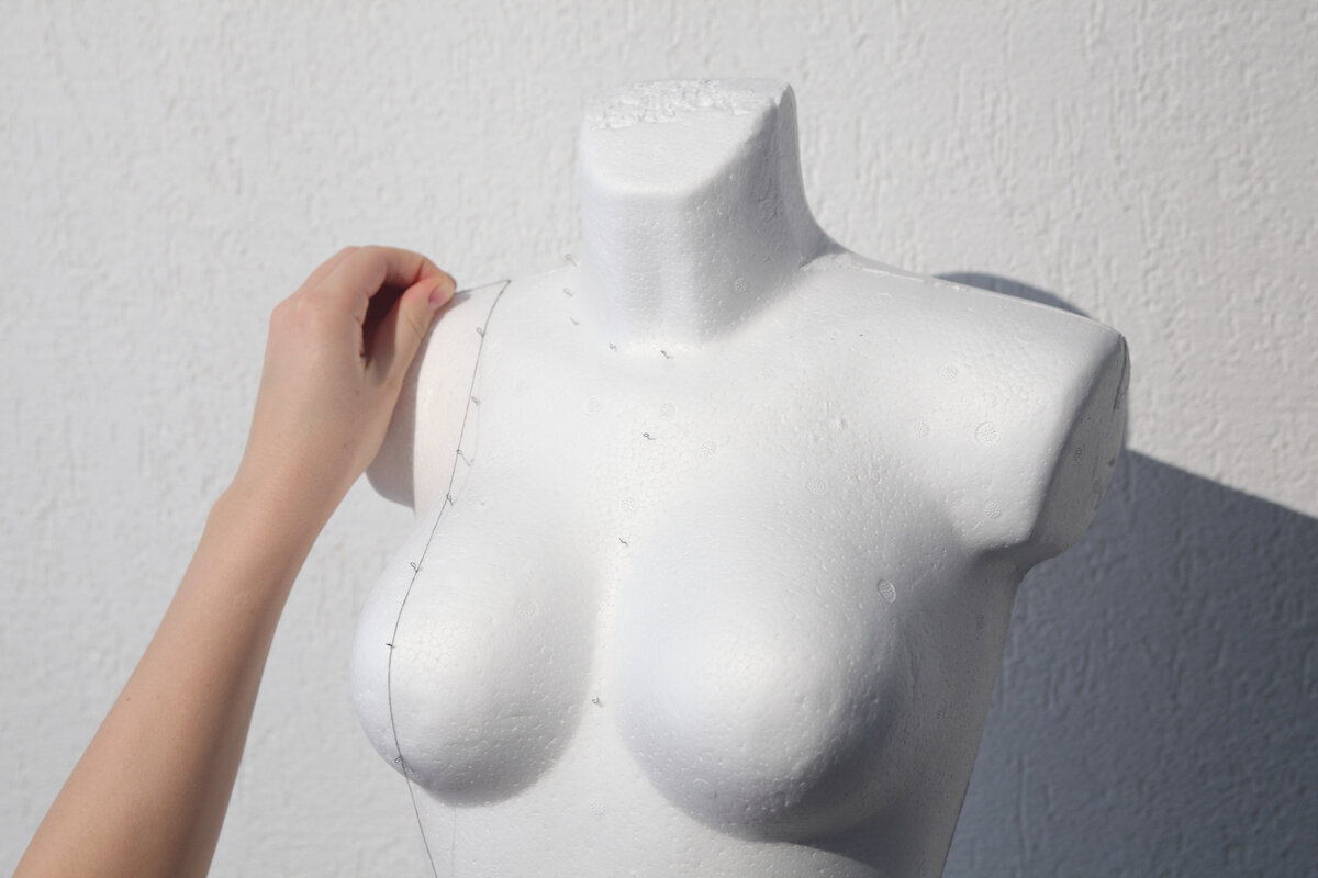 Сперва разметила основные конструктивные линии. Их без труда можно найти в интернете, если вы не знаете, что это такое. © Яна Левашова. Все права на любые материалы, опубликованные на канале Яндекс.Дзен "Яна Левашова Дизайнер", защищены в соответствии с российским законодательством об интеллектуальной собственности. Любое использование текстовых, фото и видео материалов возможно только с согласия правообладателя.