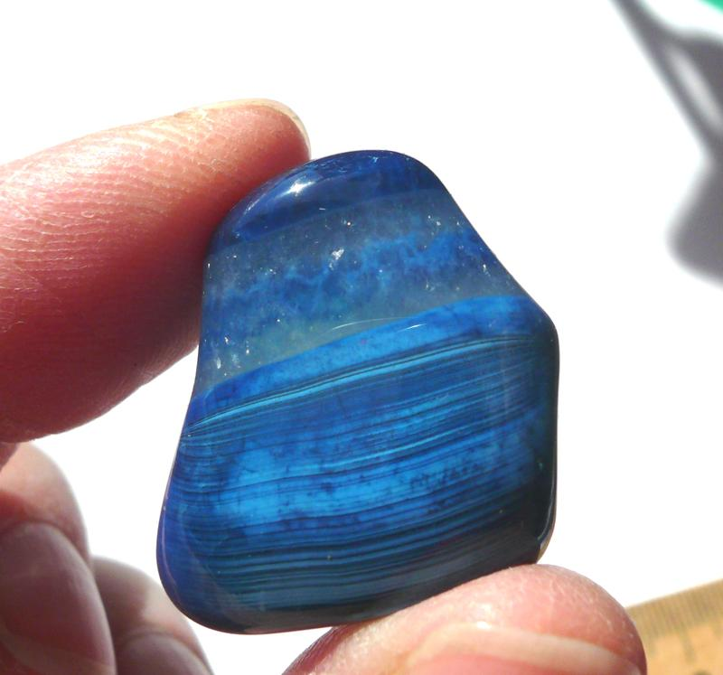 Камни нептуна. Синий агат минерал. Голубой агат минерал. Голубой агат (сапфириновый). Голубой полосатый агат.