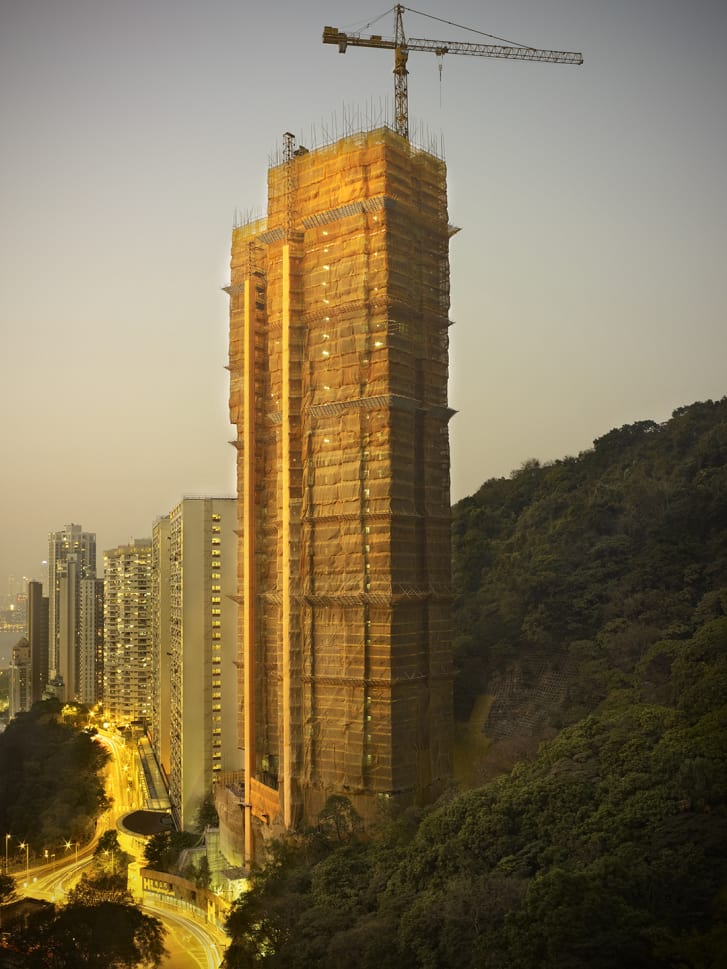 Фотограф запечатлел завораживающие здания-коконы Гонконга
