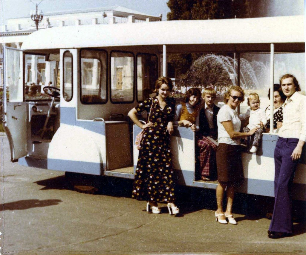Первый автобус 80. Автобусы на ВДНХ 80 годов. Автобусы 70-х. Вагончики на ВДНХ 70-Е. ВДНХ В 80-Е годы.